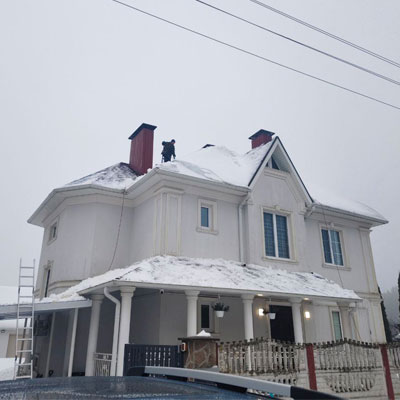 Уборка снега с крыши частного дома